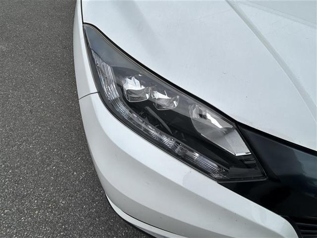 【ヘッドライト】悪天候や夜間走行時も良好な視界を確保し安心して運転できる高輝度LEDヘッドライトを装備！点灯速度が早く、消費電力も抑えられています。
