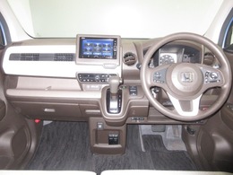 インパネ周りはこのようなレイアウトになっております。