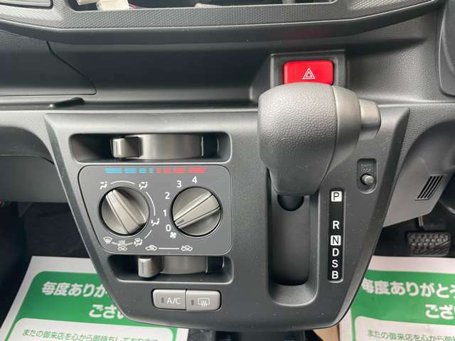 スマートキー標準装備です。車に近づいてリクエストスイッチを押せばドアの開閉ができます。更にエンジンの始動もカギを挿さずに出来ます。防犯面でも安心に繋がります。
