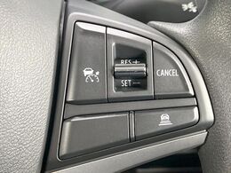 【アダプティブクルーズコントロール】高速道路での長距離走行が楽に！！自動で速度を保つクルーズコントロールが、衝突軽減システムと連携し、前方の車両を感知して車間を保つように速度調節してくれます！！