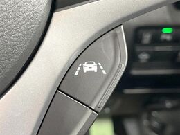 【車線逸脱抑制機能】高速道路走行時、車線からはみ出しそうな時にステアリングを制御し車線内を走行する様にアシスト。より安全な運転をサポートしてくれます！