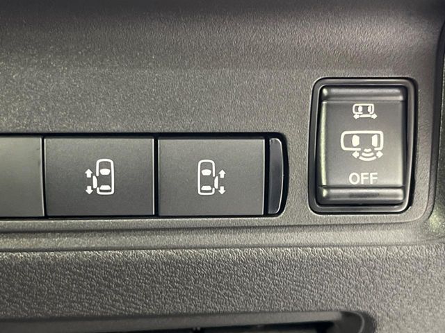 【ハンズフリー機能付き両側パワースライドドア】スライドドアの下に足先を入れてすぐ引くと、自動的にスライドドアが開閉します！荷物で両手がふさがった状態でも、ドアの開閉ができてとっても便利！
