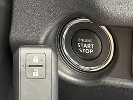 【キーレススタートシステム】カバンやポケットに入れたままでもドアの施錠・解錠が可能なスマートキーを装備。エンジンのオン・オフ時もカギを取り出す必要が無いからとっても便利です♪