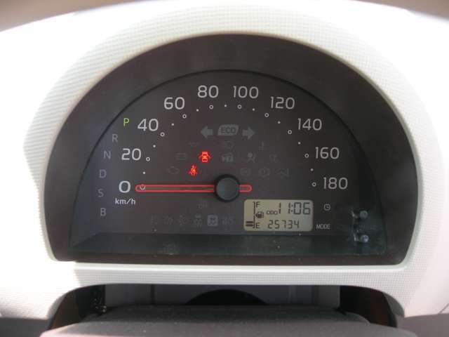 走行26000km 当社は全国何処でも納車可能です。お電話かメールでご質問をくだされば、ご自宅まで名義変更をして納車した場合のお見積りをお伝えさせて頂きます。