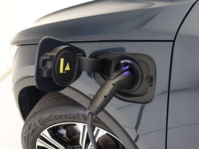 専用コードを接続するだけで簡単に充電が行えます。プラグインハイブリッドモデルRecharge PHEV T5は、走行中の充電のほか自宅などに設置された充電機器からの充電が可能です。