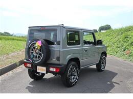 背面タイヤも交換したのでワイルド感が増しました！！GEOLANDAR・AT/4はブロックタイヤ風デザインですが中身はATタイヤのため走行音とても静かです。MTタイヤによくある唸り音ありません。