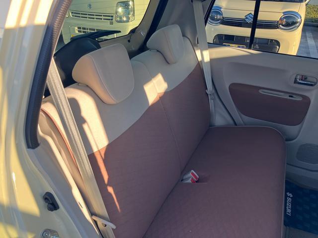 リヤシートベンチシートです。左右分割スライドで広げられます。