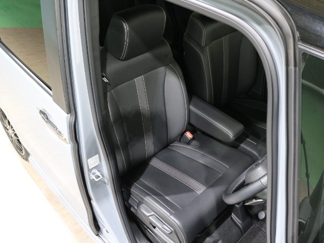 程よい硬さとホールド性が高いシートで長時間運転も快適です。