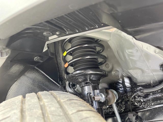 お車を安心してお乗りいただく為には、足回りの定期点検が欠かせません。サービスサポート（有償保証）では無料点検もご提供しており、安心のカーライフをお過ごしいただけるサポート体制が整っています。