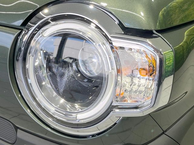 【LEDヘッドライト】悪天候や夜間走行時も良好な視界を確保し安心して運転できる高輝度LEDヘッドライトを装備！点灯速度が早く、消費電力も抑えられています。