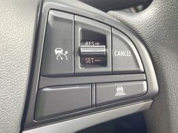 【アダプティブクルーズコントロール】高速道路での長距離走行が楽に！！自動で速度を保つクルーズコントロールが、衝突軽減システムと連携し、前方の車両を感知して車間を保つように速度調節してくれます！！