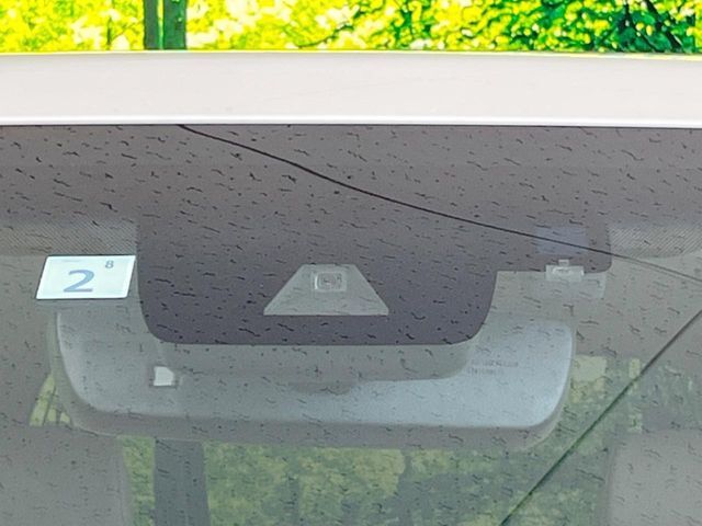 【プリクラッシュセーフティ】前方の車両等を検知し、衝突しそうな時は警報で注意を促し、ブレーキを踏む力をサポート。ブレーキを踏めなかった場合は衝突被害軽減ブレーキが作動、衝突回避をサポートします。