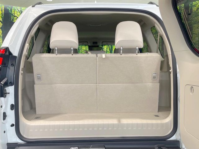 積み下ろしのしやすいデッキにはたっぷりと荷物を積み込んでいただけます。遊びから仕事まで、様々なシーンで頼れます♪