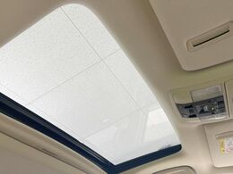 【サンルーフ】開放感たっぷりの希少装備、サンルーフが装着されています！車内に明かりを取り入れたり景色を楽しむ以外にも、車内の空気も簡単に換気できて快適です！