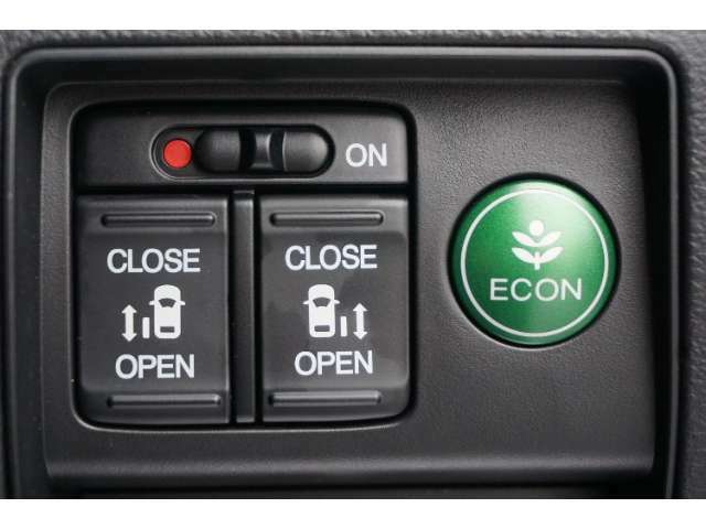 【両側パワースライドドア】運転席のスイッチで簡単に後席両側のドアの開閉ができます。力が必要ないためお子様も安全です！【ECONスイッチ】エンジン、エアコン等の作動を制御し、省燃費運転をサポートします。