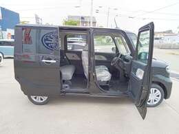 開くとこんな感じです。乗り降りもらくらくですね