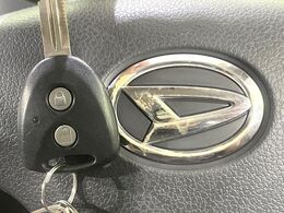 【キーレス】少し離れた場所からでもボタン一つでドアの開錠・施錠ができるのでとっても便利！ドアの鍵穴周りに傷をつけることもありません♪