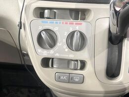寒い冬も暑い夏も全席に快適な空調を届けてくれる、ダイヤル式エアコンを装備♪
