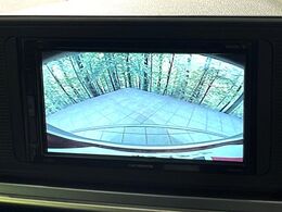 【バックカメラ】駐車時に後方がリアルタイム映像で確認できます。大型商業施設や立体駐車場での駐車時や、夜間のバック時に大活躍！運転スキルに関わらず、今や必須となった装備のひとつです！
