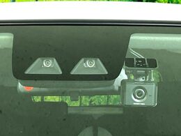 【スマートアシスト】走行中に前方の車両等を認識し、衝突しそうな時は警報とブレーキで衝突回避と被害軽減をアシスト。より安全にドライブをお楽しみいただけます。