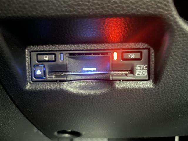 【ETC】有料道路を利用する際に料金所で停止することなく通過できる、ETC車載器（ノンストップ自動料金収受システム機器）が装備されています。セットアップを行うことで利用可能になります。