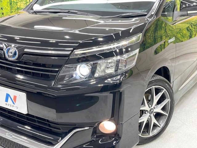 【LEDヘッドライト】悪天候や夜間走行時も良好な視界を確保し安心して運転できる高輝度LEDヘッドライトを装備！点灯速度が早く、消費電力も抑えられています。