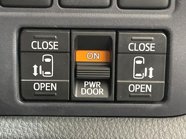 【両側パワースライドドア】スマートキーや運転席のスイッチで後席両側スライドドアの開閉が可能♪電動だから力を入れてドアを開ける必要が無く、小さなお子様でも簡単に開け閉めでき快適です♪