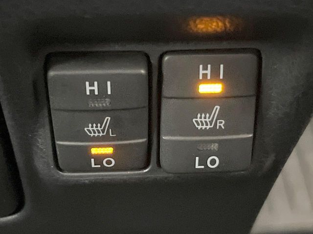 【シートヒーター】寒い日に重宝するシートヒーター！エアコンより早く温まってくれるので寒がりの人も安心ですね♪エアコンの温風は乾燥するから苦手、という方にもをおすすめです。