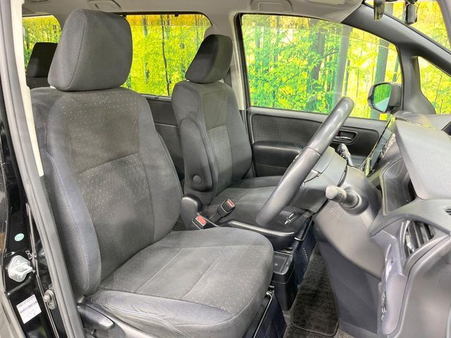 運転席シート廻りは使用感も少なく、良好な状態となっています。前オーナー様が丁寧に使っていたことがよくわかりますね。