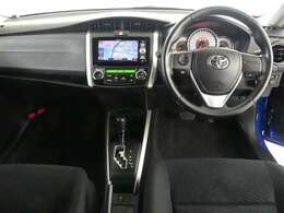 スタイリッシュなデザインのインパネ。各操作スイッチは使いやすい位置に配置されてます。