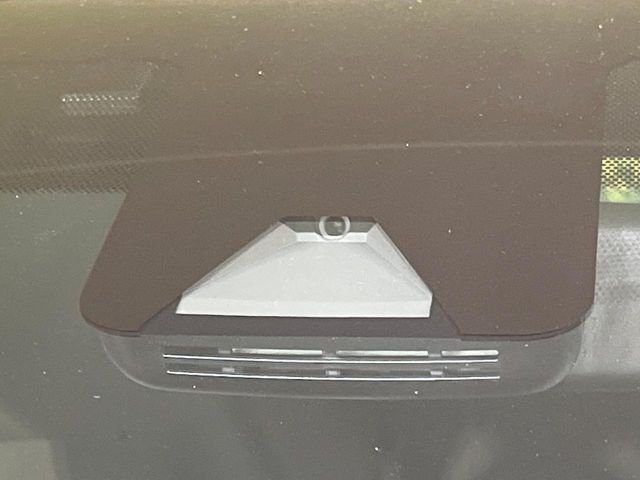 【トヨタセーフティセンス】走行中に前方の車両等を認識し、衝突しそうな時は警報とブレーキで衝突回避と被害軽減をアシスト。より安全にドライブをお楽しみいただけます。
