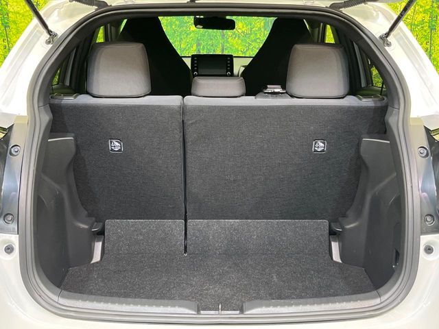 普段のお買い物や通勤、送迎等に十分な荷室スペースを確保しております。セカンドシートを倒すと、大きな荷物の積載も可能です♪