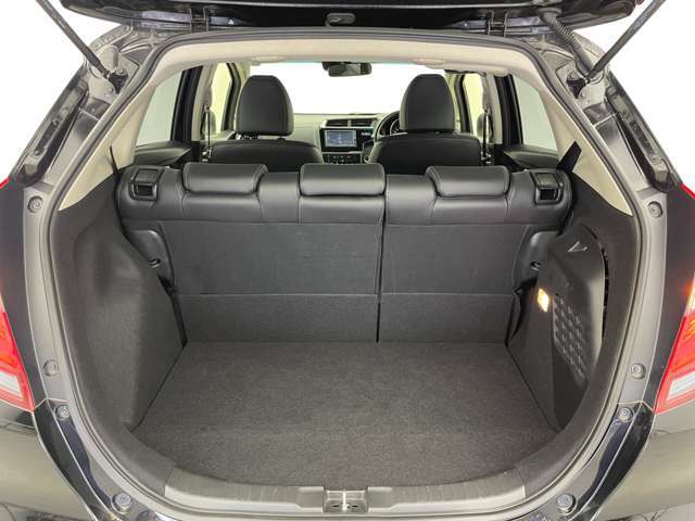 【トランク】積み込みやすくて、たっぷり積める荷室です。シートアレンジできるものは、乗車人数と荷物の量や大きさによってシートを動かすことができるので、より快適なドライブが可能です！