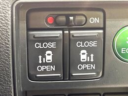 【両側パワースライドドア】スマートキーや運転席のスイッチで後席両側スライドドアの開閉が可能♪電動だから力を入れてドアを開ける必要が無く、小さなお子様でも簡単に開け閉めでき快適です♪