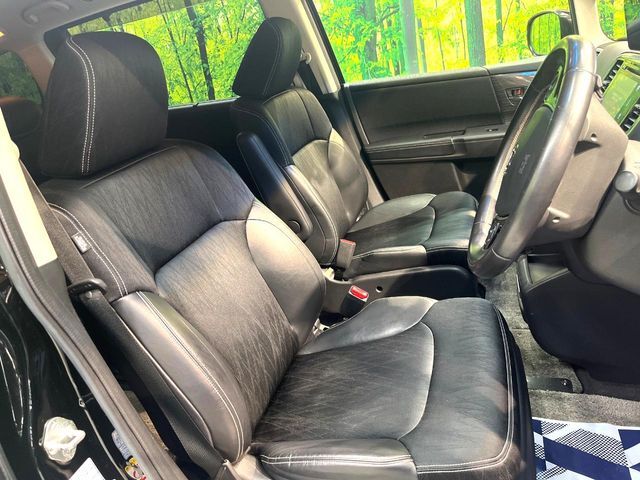 運転席まわりには十分なスペースがあり、大柄な方でもゆったり運転していただける環境です。