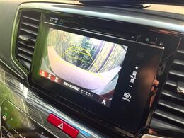【バックカメラ】駐車時に後方がリアルタイム映像で確認できます。大型商業施設や立体駐車場での駐車時や、夜間のバック時に大活躍！運転スキルに関わらず、今や必須となった装備のひとつです！