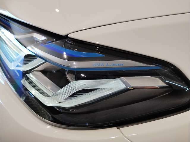 BMWのオートライトは積極的にライトをつけることにより、自車の存在を周囲に向けアピールいたします。それは安全性への配慮でもあります。