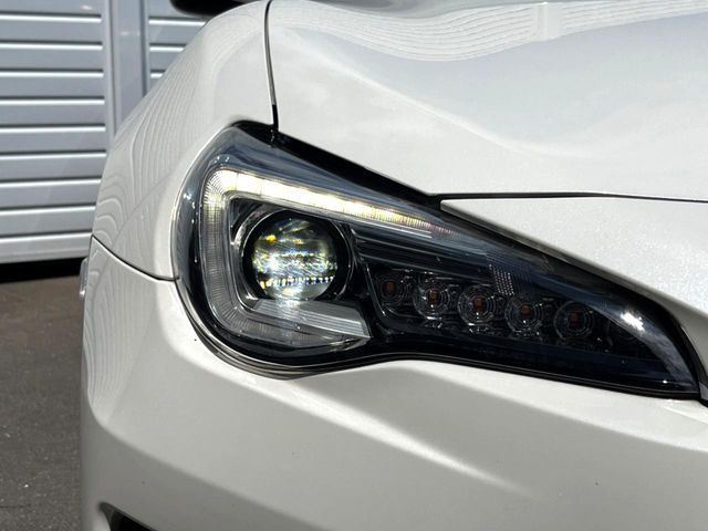 【LEDヘッドライト】悪天候や夜間走行時も良好な視界を確保し安心して運転できる高輝度LEDヘッドライトを装備！点灯速度が早く、消費電力も抑えられています。