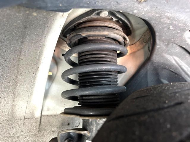 お車を安心してお乗りいただく為には、足回りの定期点検が欠かせません。サービスサポート（有償保証）では無料点検もご提供しており、安心のカーライフをお過ごしいただけるサポート体制が整っています。
