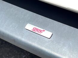 【STIエアロ】人気のSTIエアロを装備！クルマの外観がよりスタイリッシュになり、街中で存在感あふれる1台に♪将来買い替える時にもリセールに影響しやすく、価値ある人気の装備です！