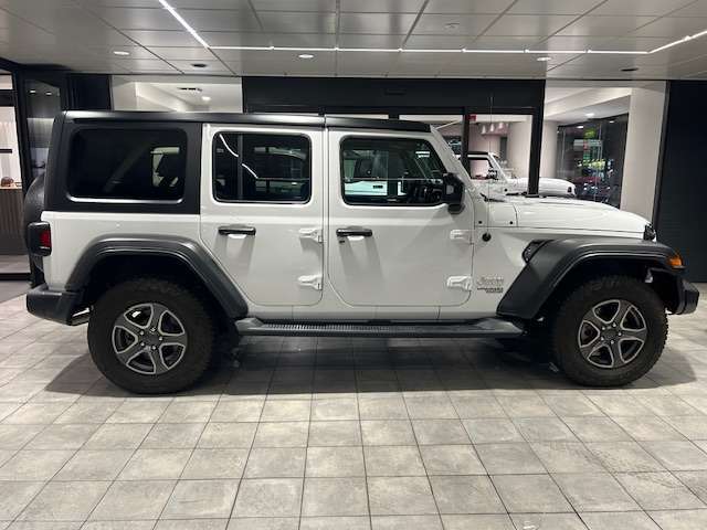 □■右側面■□　ホイールアーチが台形なのはJeepのみのデザインになり、ここを見てもJeepとすぐ分かります！