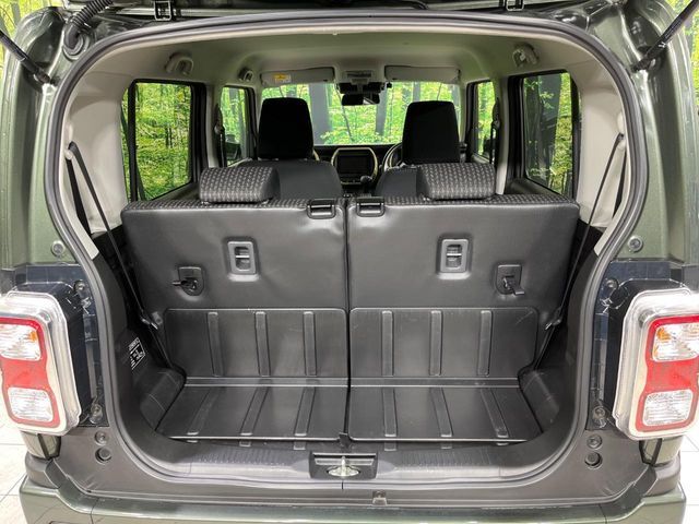 積み下ろしのしやすいデッキにはたっぷりと荷物を積み込んでいただけます。遊びから仕事まで、様々なシーンで頼れます♪