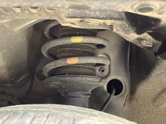 お車を安心してお乗りいただく為には、足回りの定期点検が欠かせません。サービスサポート（有償保証）では無料点検もご提供しており、安心のカーライフをお過ごしいただけるサポート体制が整っています。