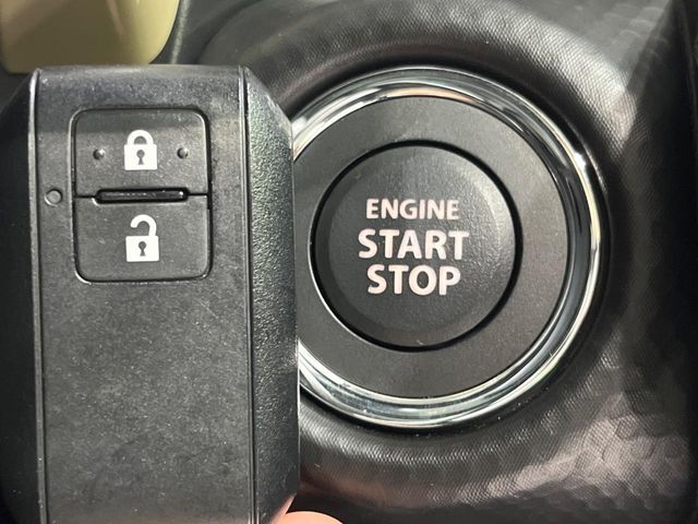 【キーレススタートシステム】カバンやポケットに入れたままでもドアの施錠・解錠が可能なスマートキーを装備。エンジンのオン・オフ時もカギを取り出す必要が無いからとっても便利です♪