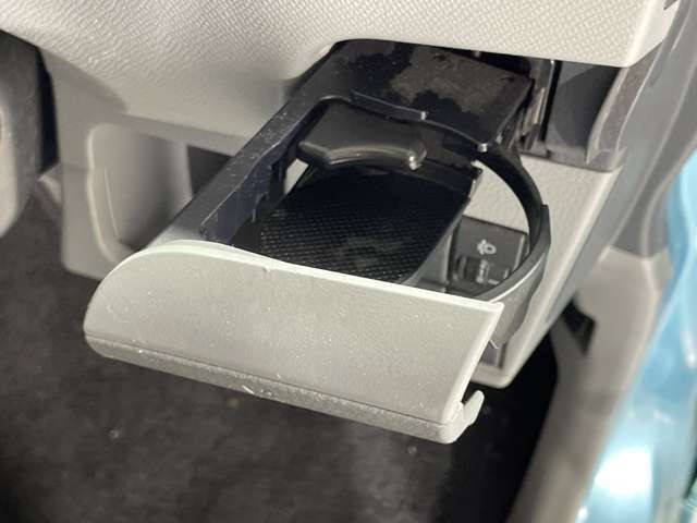 【ドリンクホルダー】長時間のドライブを快適に過ごすために、必須の車内アイテムですね。