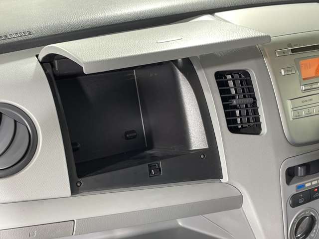 【グローブボックス】車検証ケースや、日頃使う小物類の収納に便利ですね！