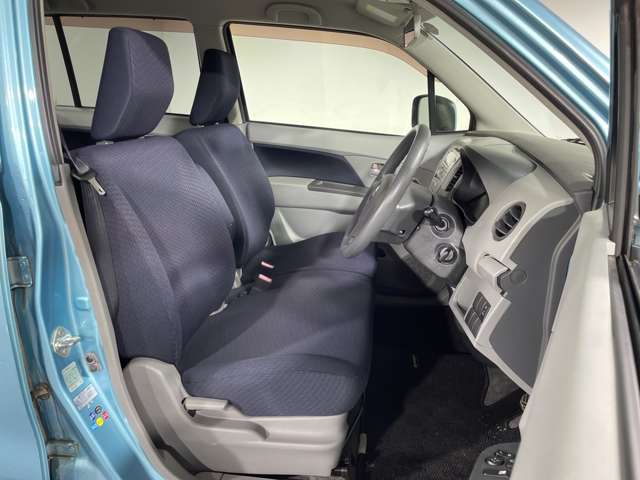【運転席】座り心地が良いシートなので長時間の運転でも快適にお過ごしいただけます。新品のフロアマットのご注文も可能です。掲載箇所以外にご希望の写真がございましたらお気軽にお問い合わせ下さい。