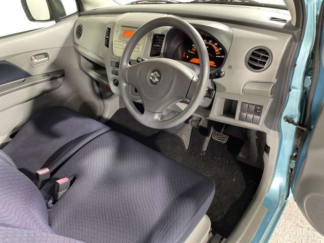 【運転席】座り心地が良いシートなので長時間の運転でも快適にお過ごしいただけます。新品のフロアマットのご注文も可能です。掲載箇所以外にご希望の写真がございましたらお気軽にお問い合わせ下さい。