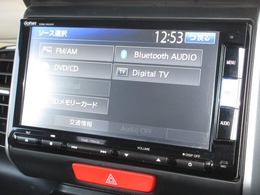 ナビゲーションはギャザズメモリーナビ（VXM-142VFi）を装着しております。AM、FM、CD、DVD再生、Bluetooth、フルセグTVがご使用いただけます。初めて訪れた場所でも安心ですね！