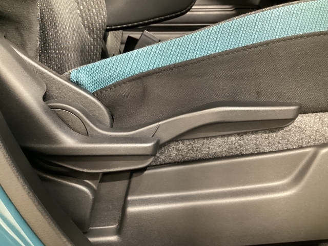 運転席にはドライバーの体型や好みに応じて前後方向だけでなく、高さの調整ができるシートリフターを装備！